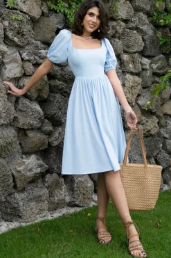 Vestido de verão azul pescoço quadrado