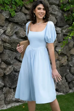 Vestido de verão azul pescoço quadrado