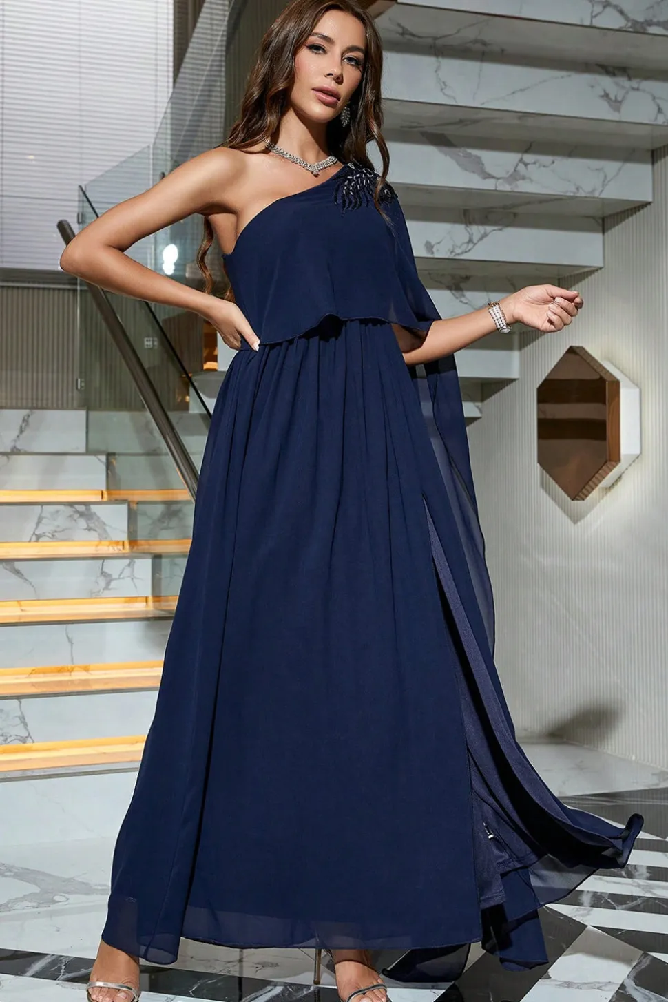 Vestido formal de um ombro da marinha com fenda
