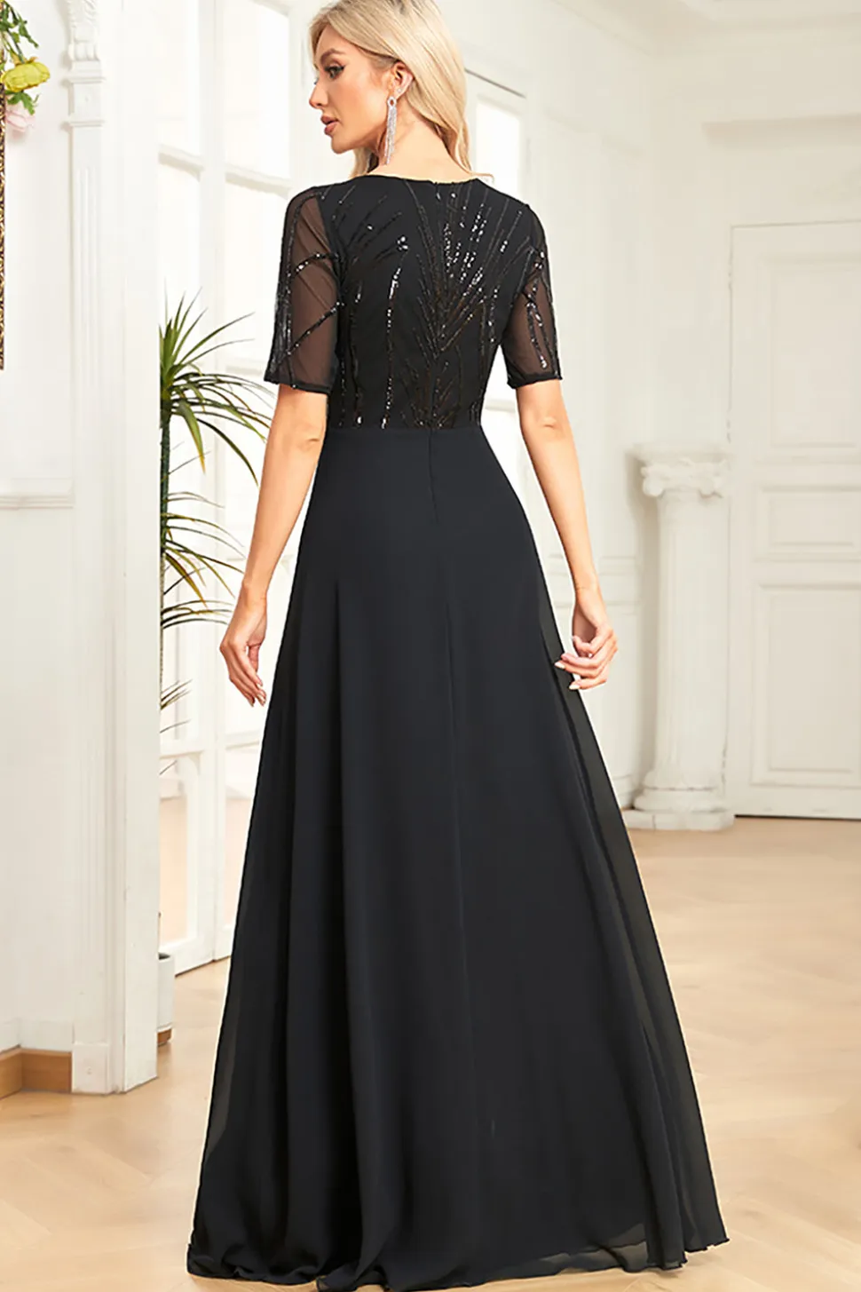 Vestido formal preto brilhante com mangas curtas