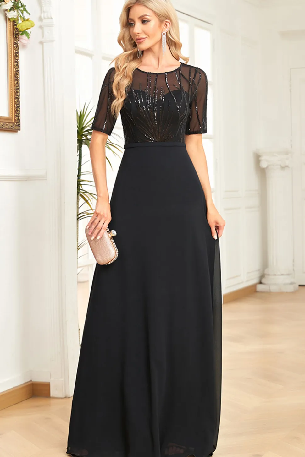 Vestido formal preto brilhante com mangas curtas