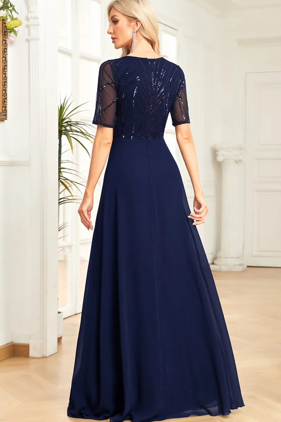 Vestido formal preto brilhante com mangas curtas