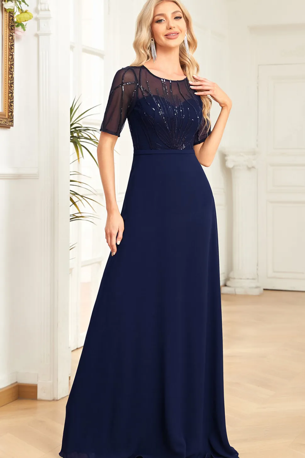 Vestido formal preto brilhante com mangas curtas