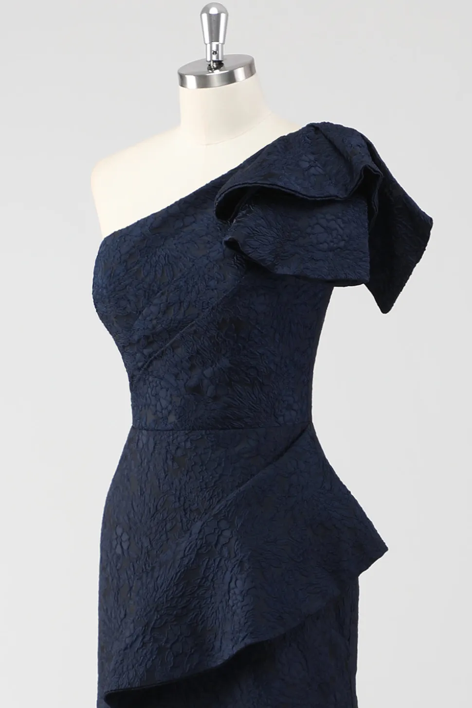 Vestido formal sereia com babados e um ombro azul marinho com fenda