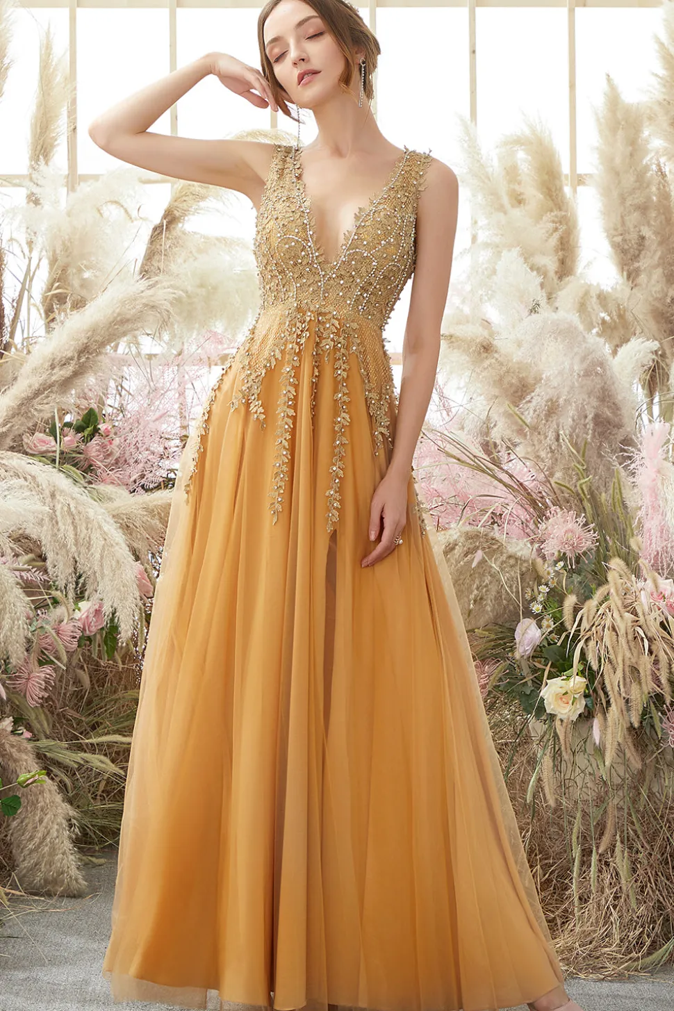Vestido longo com decote em V profundo e apliques