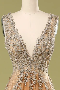 Vestido longo com decote em V profundo e apliques