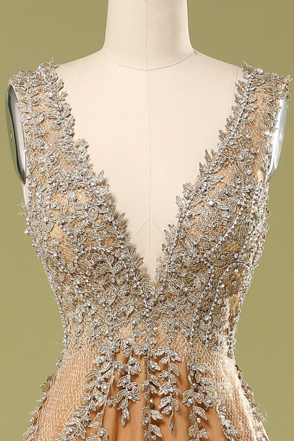 Vestido longo com decote em V profundo e apliques