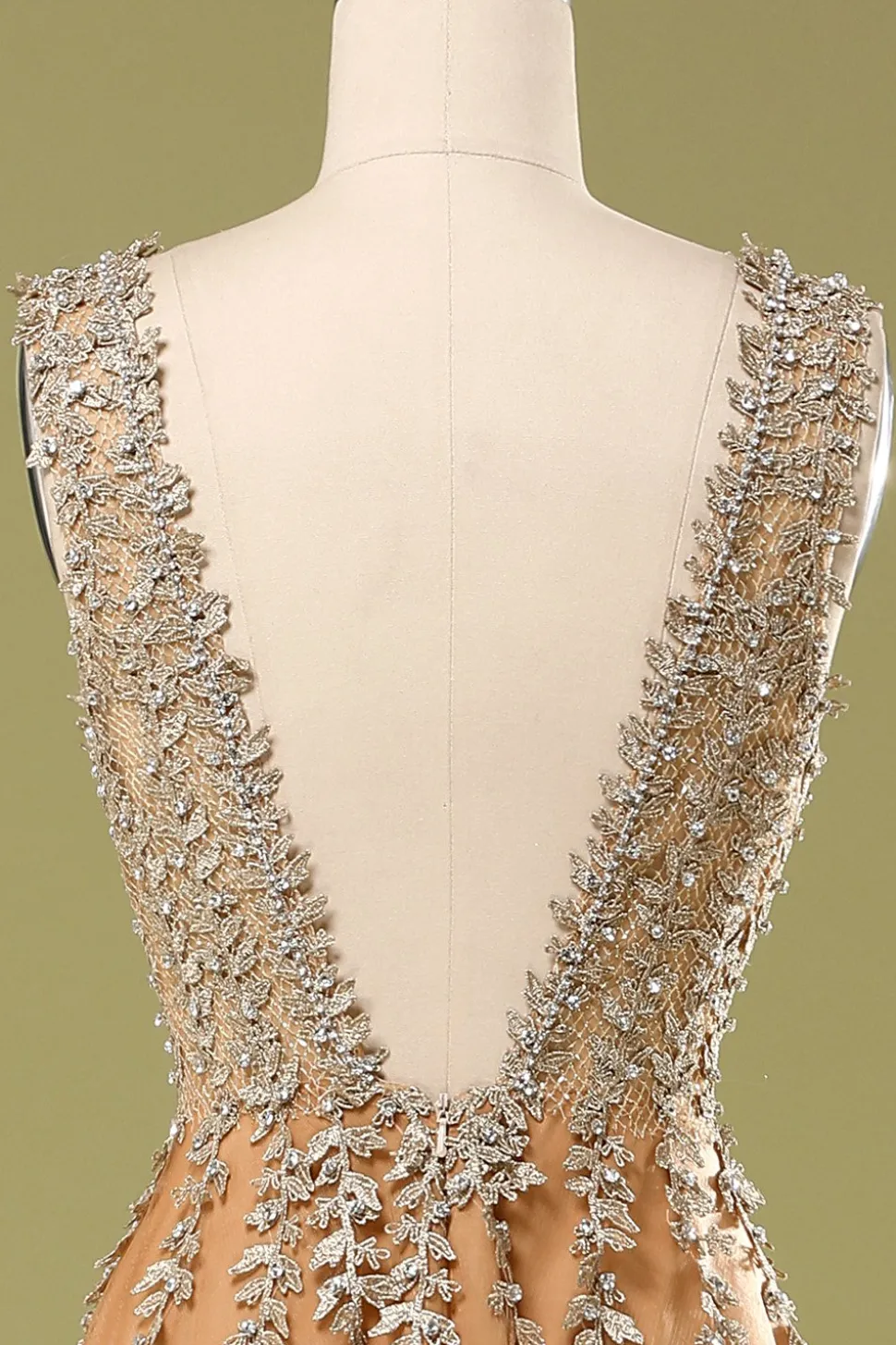 Vestido longo com decote em V profundo e apliques