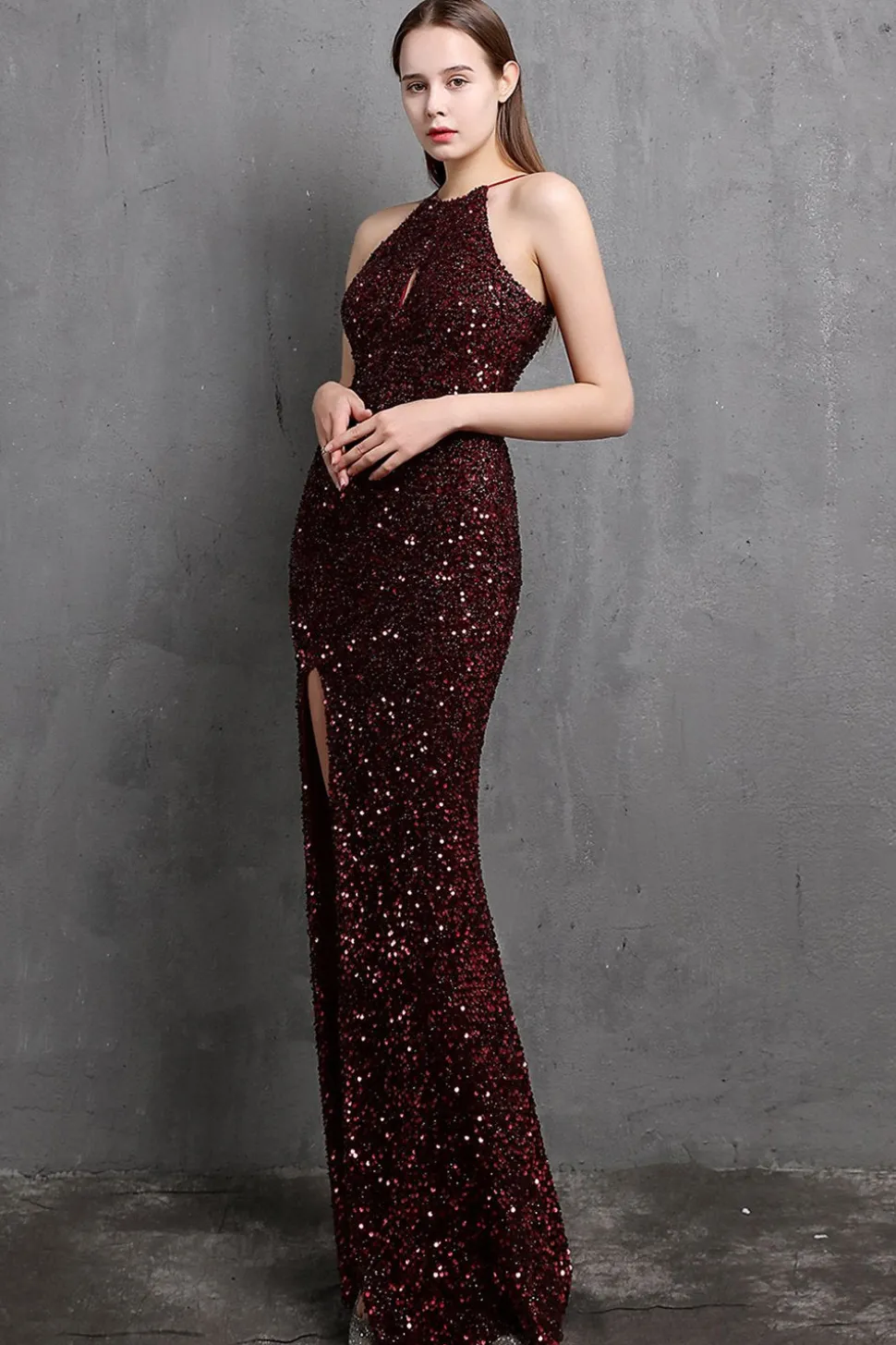 Vestido longo de baile de lantejoulas borgonha com fenda