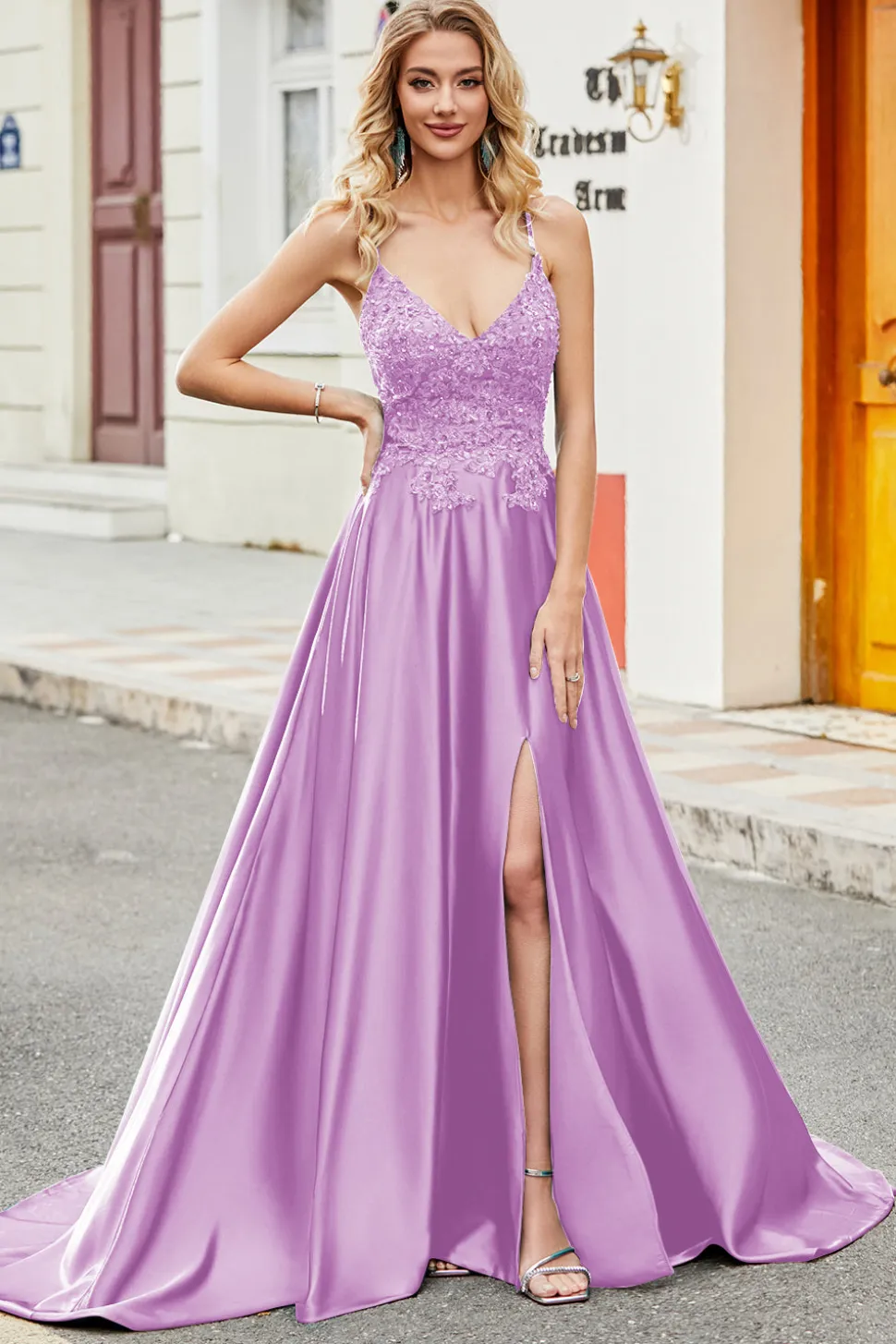 Vestido longo de cerimônia em cetim azul marinho moderno com apliques