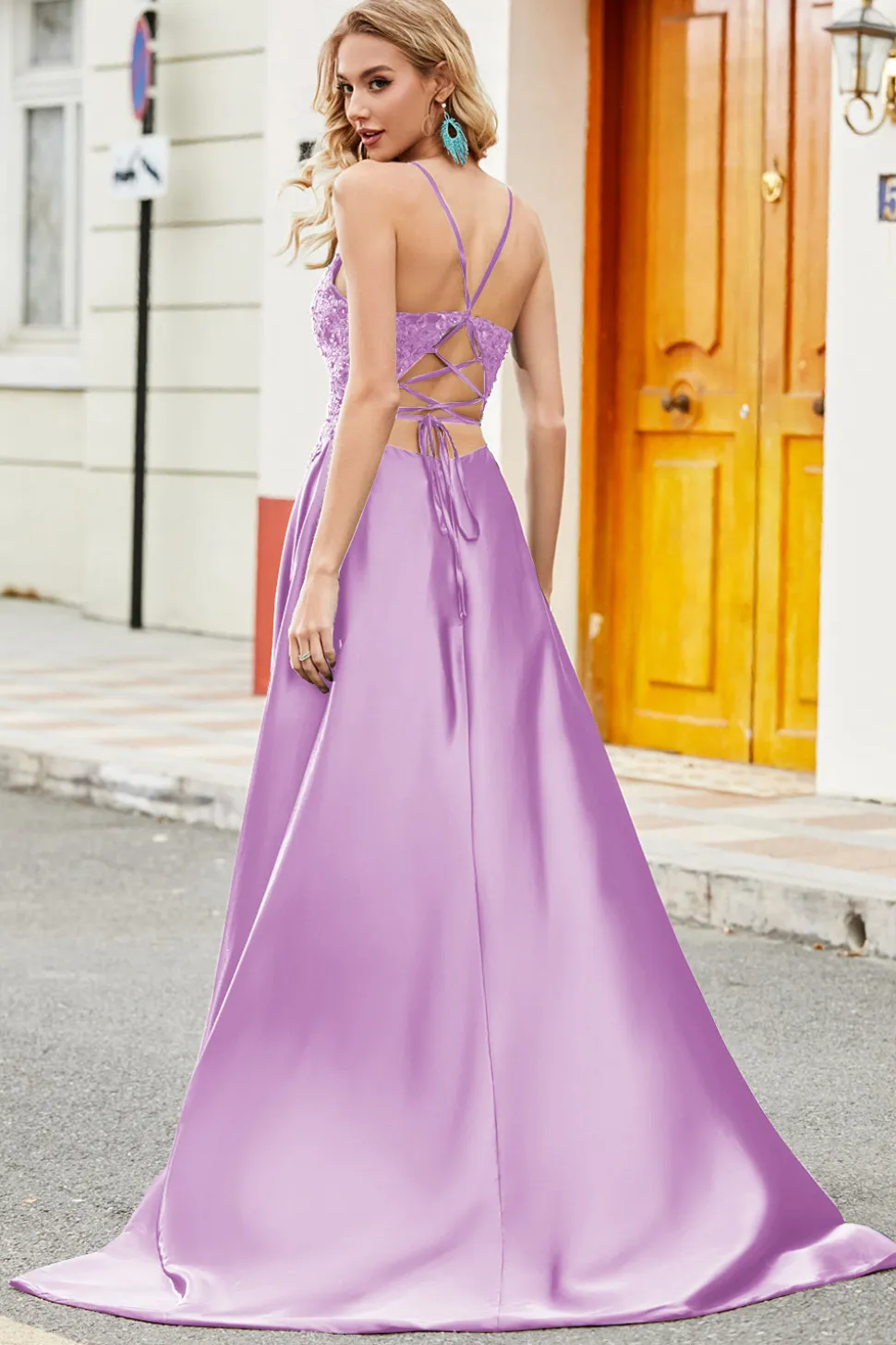 Vestido longo de cerimônia em cetim azul marinho moderno com apliques