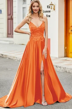 Vestido longo de cerimônia em cetim azul marinho moderno com apliques