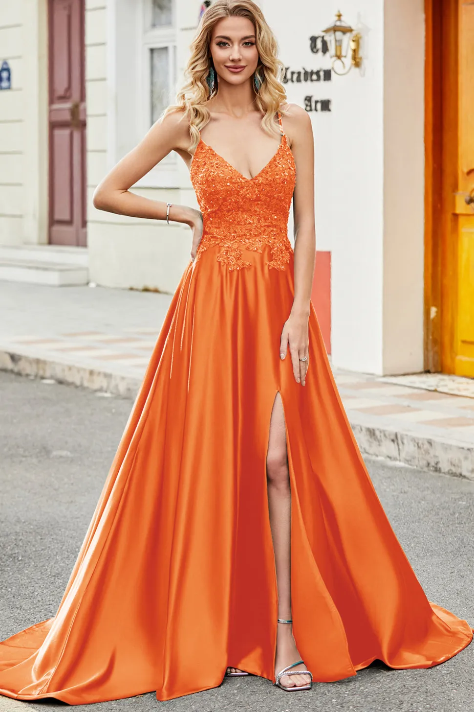 Vestido longo de cerimônia em cetim azul marinho moderno com apliques