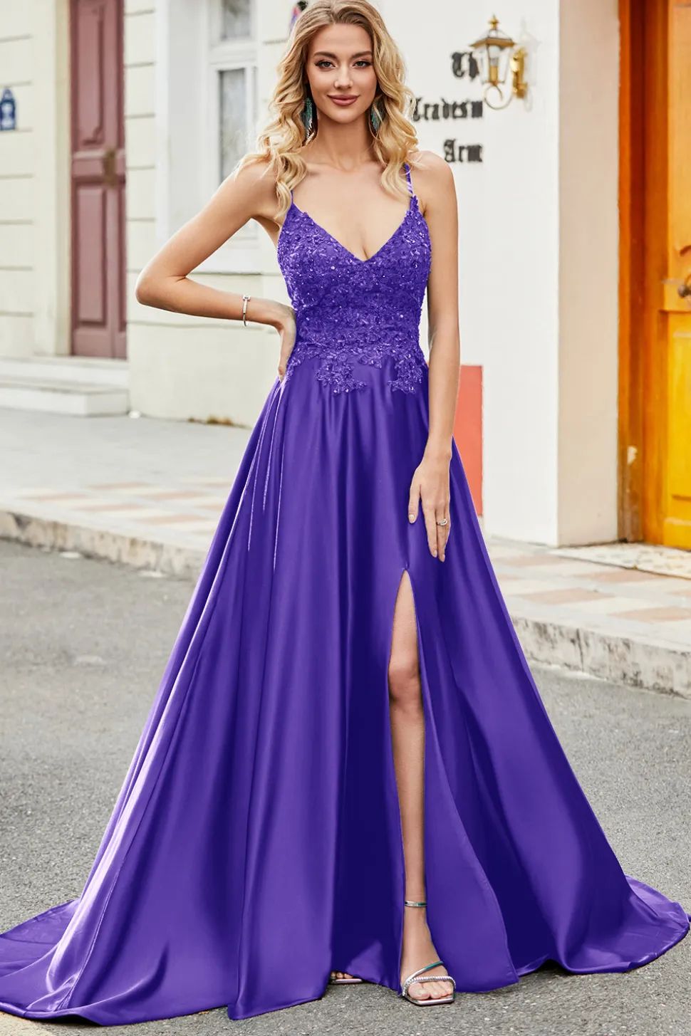Vestido longo de cerimônia em cetim azul marinho moderno com apliques