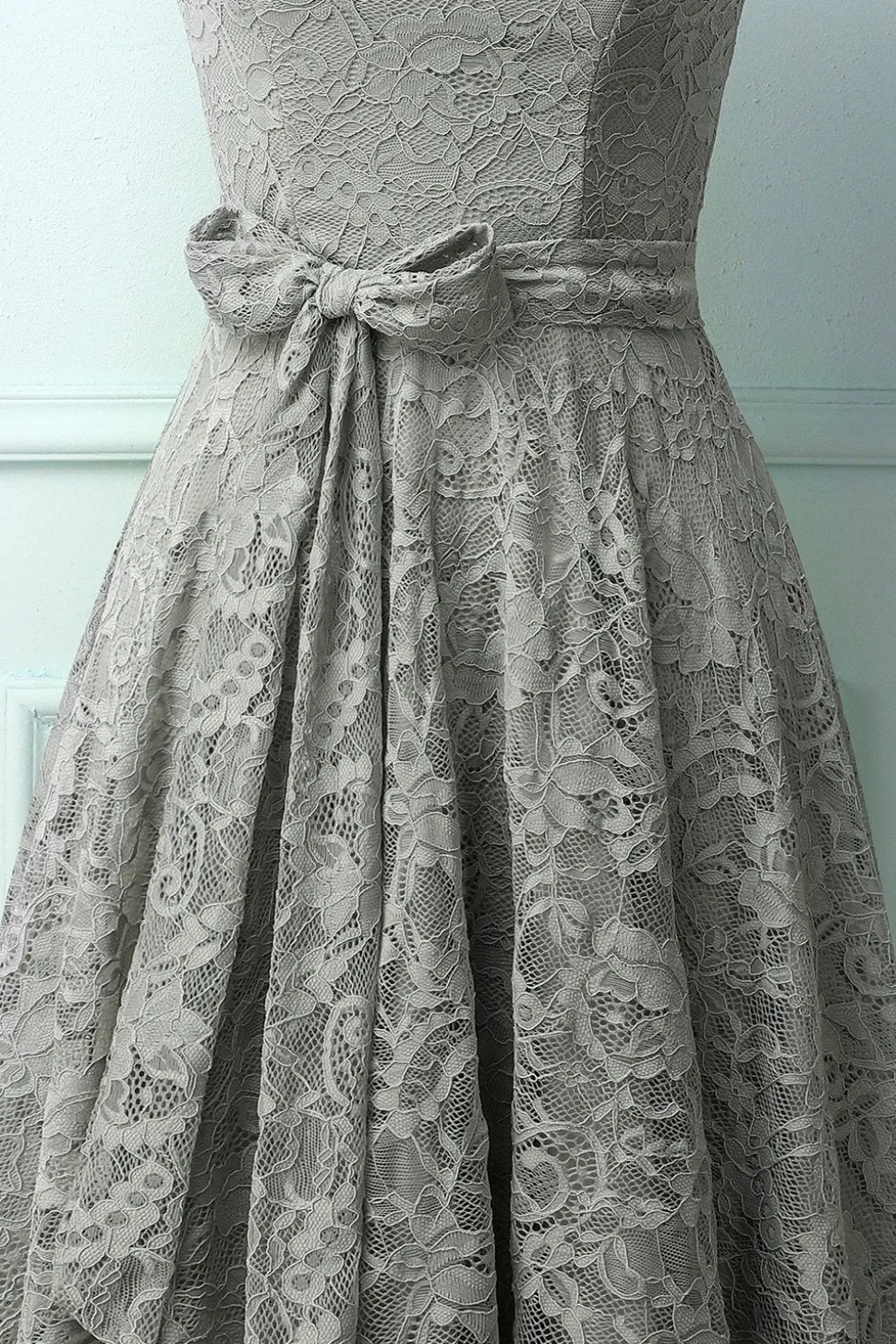Vestido Midi de Renda Cinza