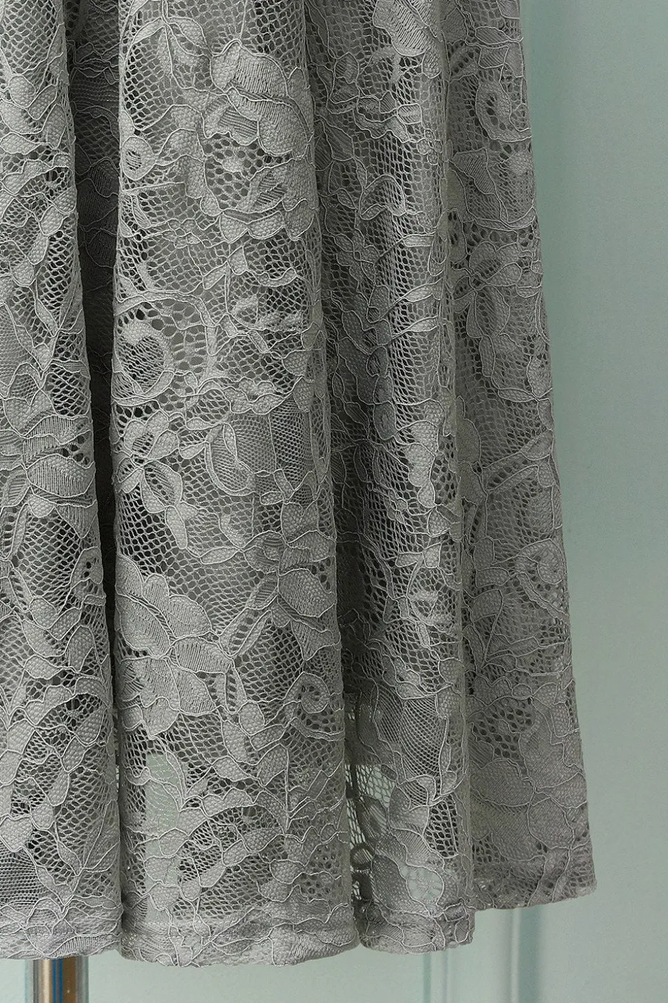 Vestido Midi de Renda Cinza