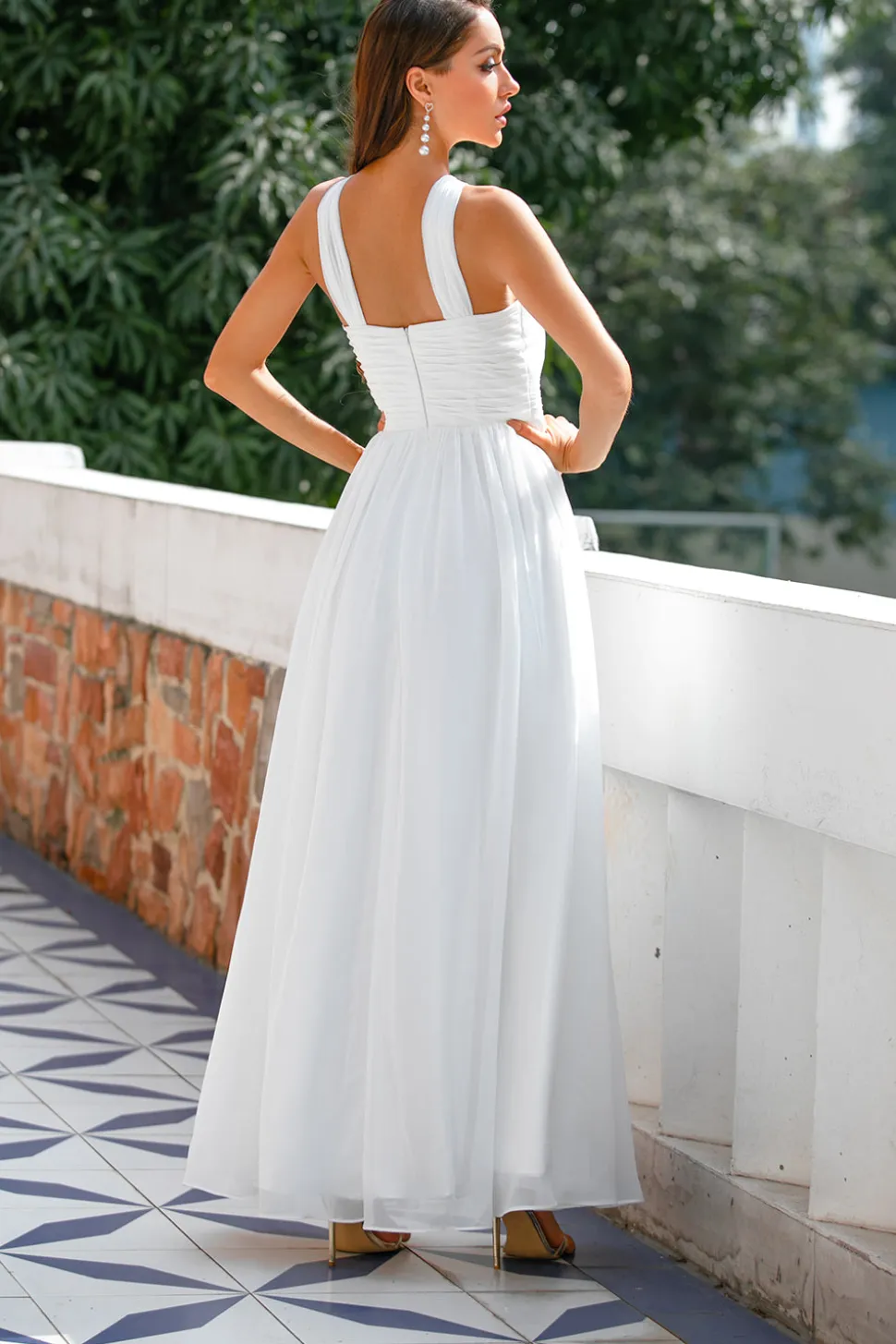 Vestido plissado com decote em v