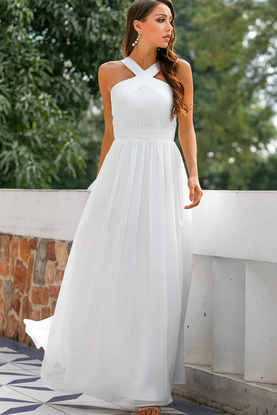 Vestido plissado com decote em v