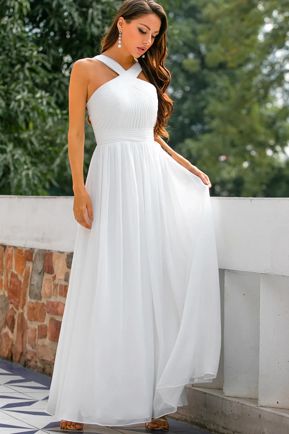 Vestido plissado com decote em v