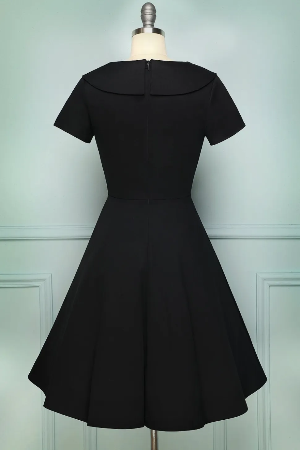 Vestido preto com botão