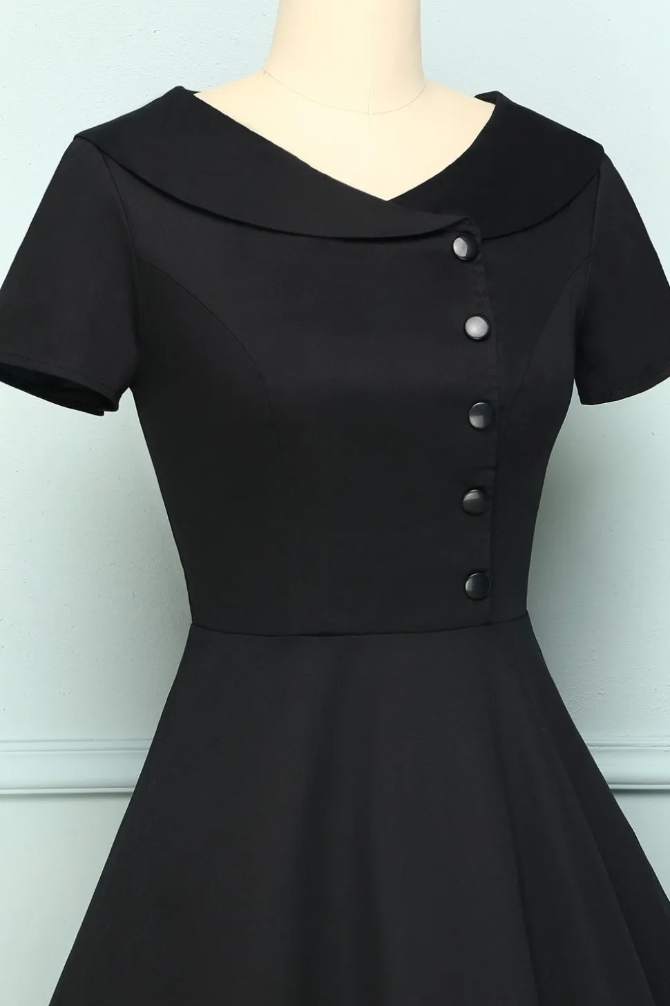 Vestido preto com botão