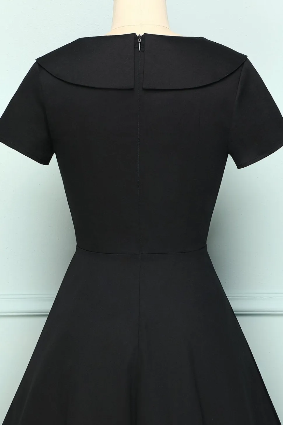 Vestido preto com botão