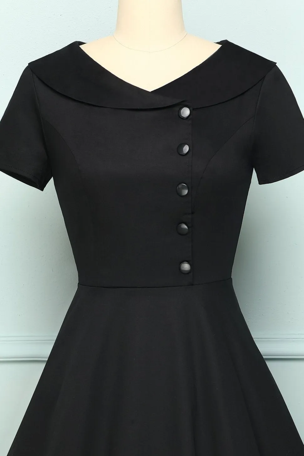 Vestido preto com botão