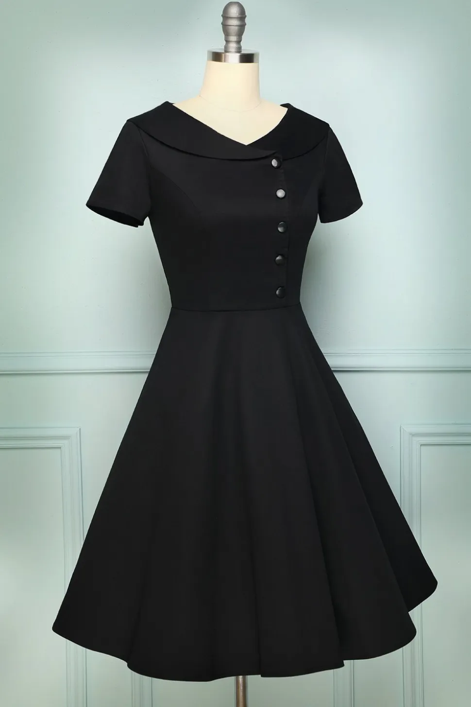 Vestido preto com botão