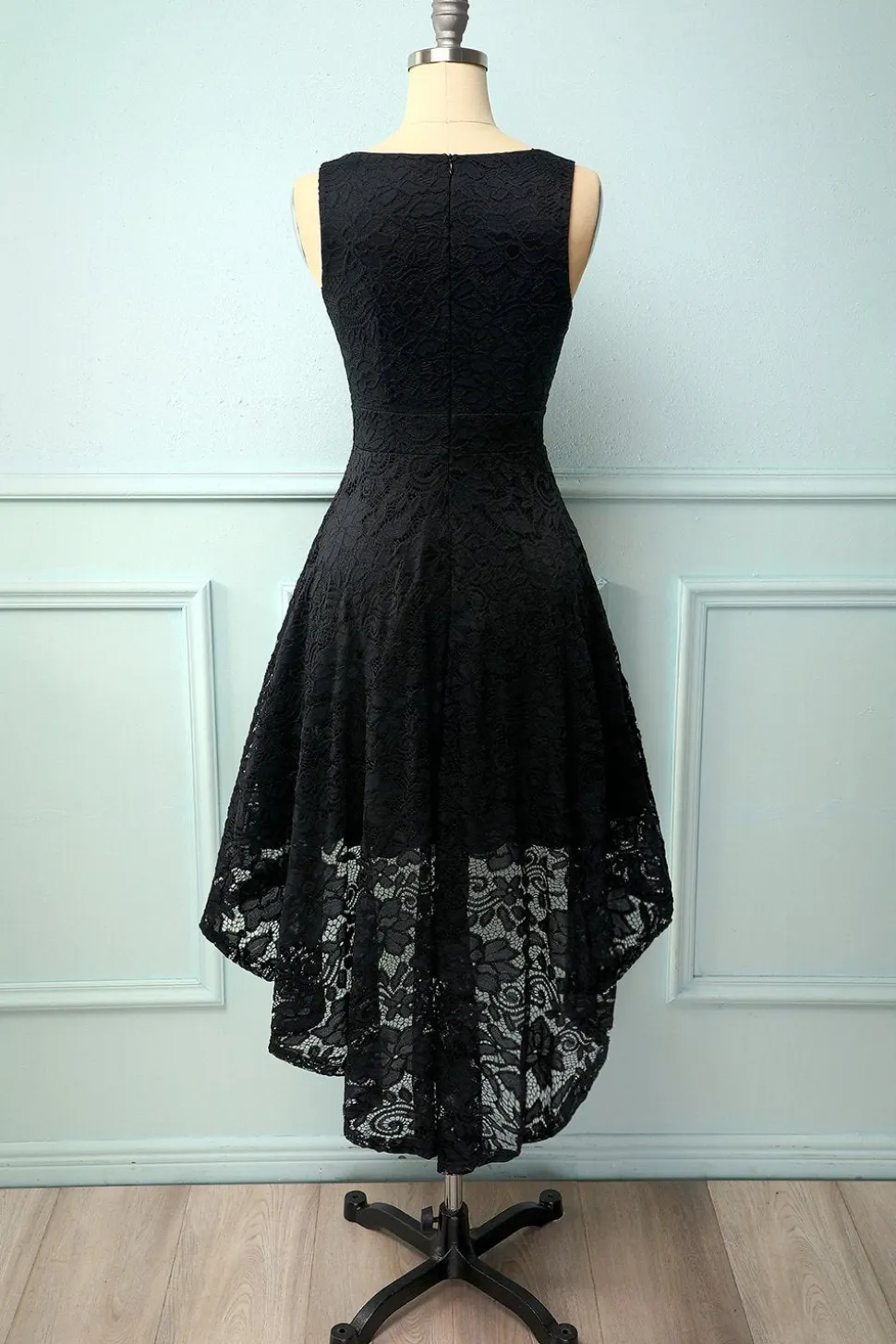 Vestido preto com decote em v