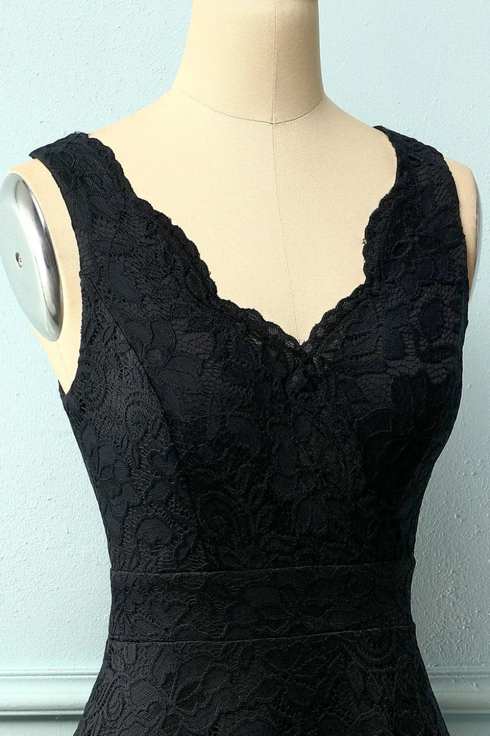 Vestido preto com decote em v