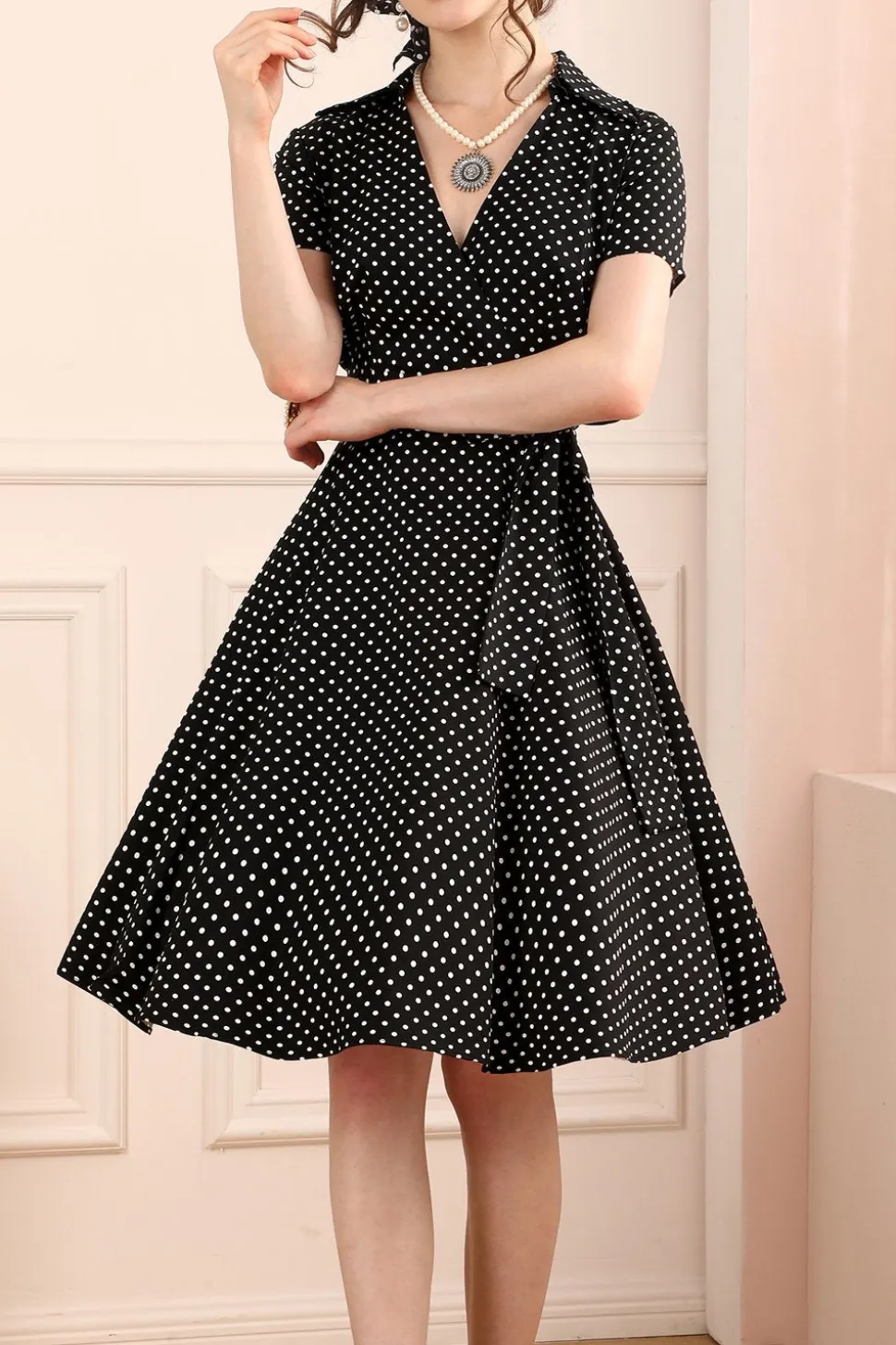 Vestido preto com pontos brancos dos anos 50