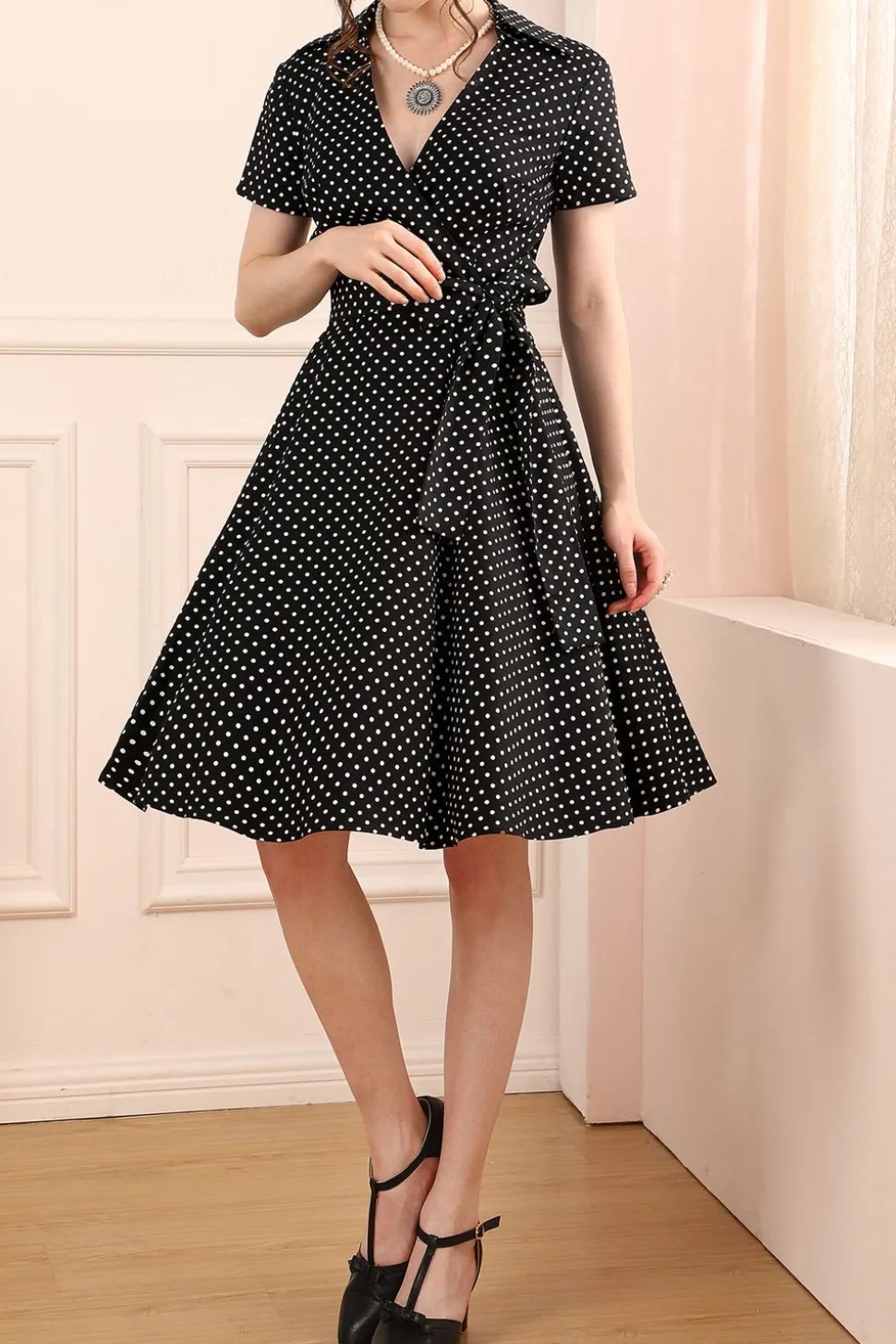Vestido preto com pontos brancos dos anos 50