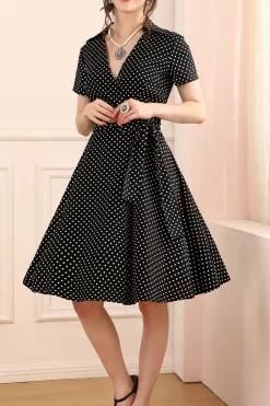 Vestido preto com pontos brancos dos anos 50