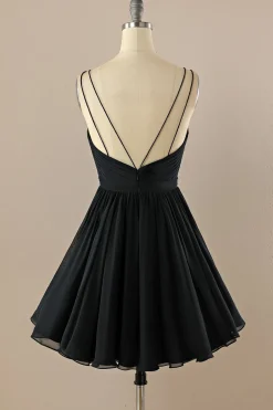 Vestido preto de pescoço em V