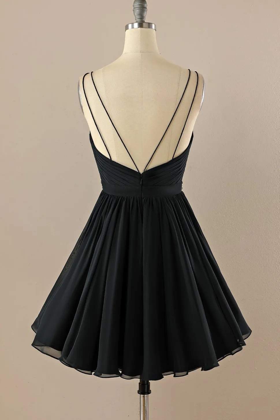 Vestido preto de pescoço em V