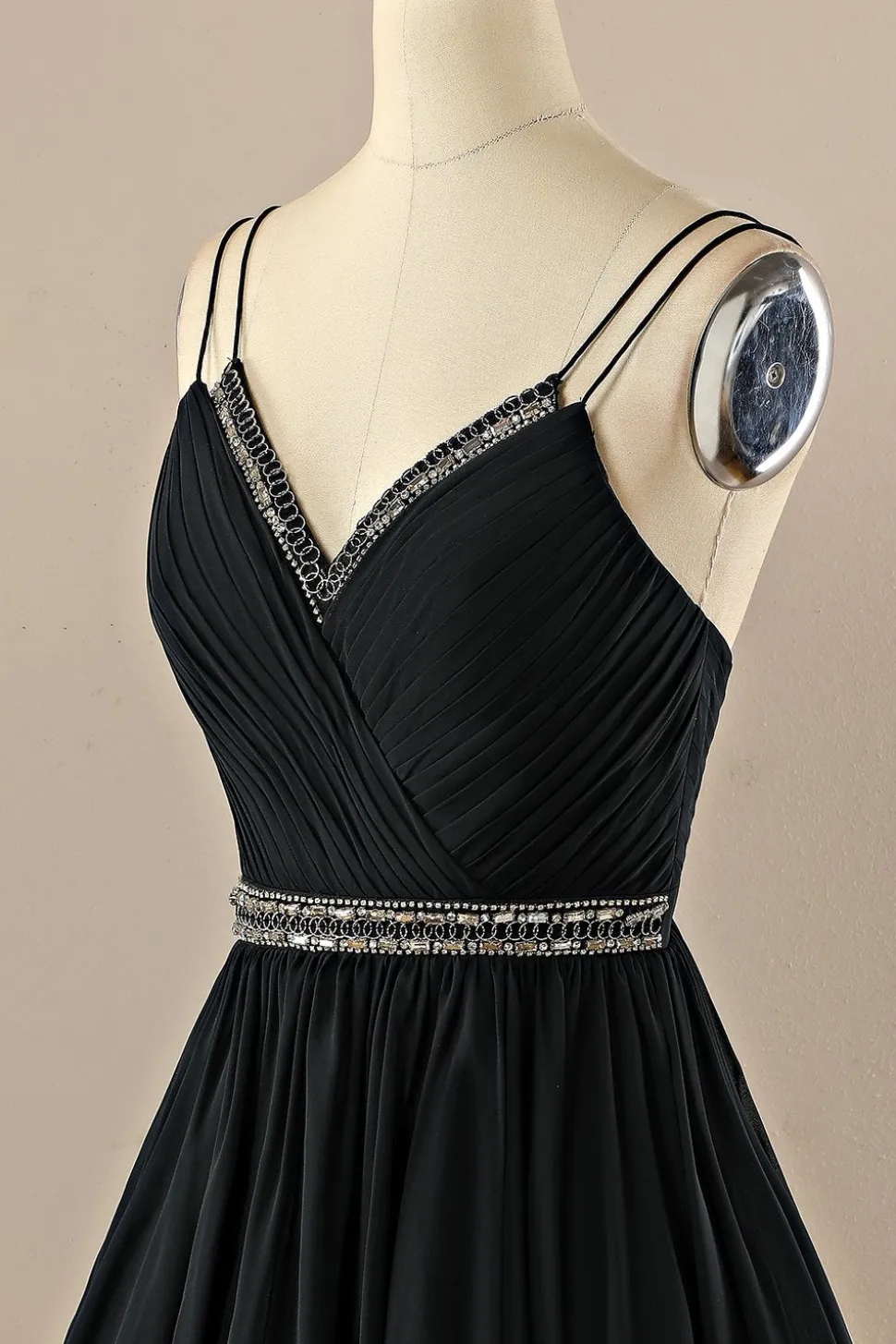 Vestido preto de pescoço em V