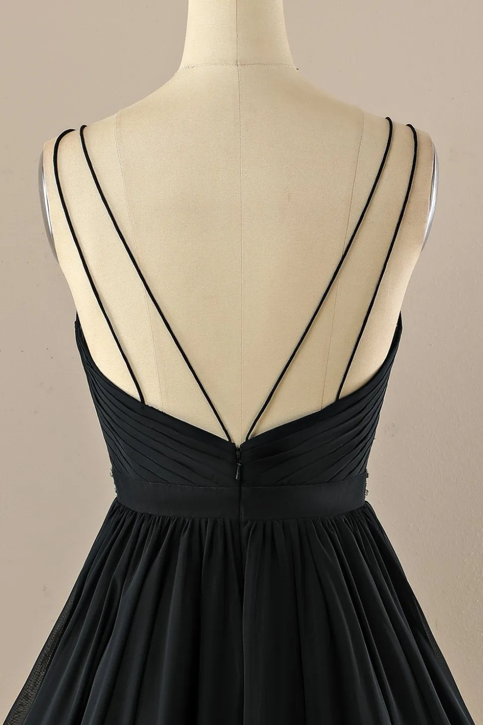 Vestido preto de pescoço em V