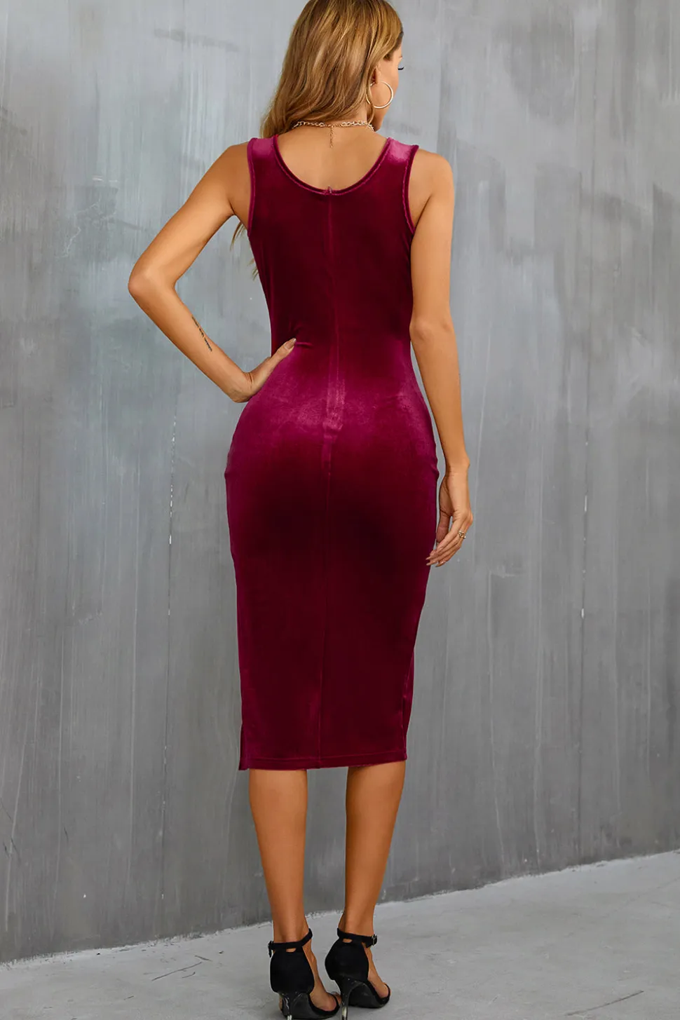 Vestido preto de veludo com fenda