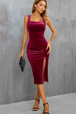 Vestido preto de veludo com fenda
