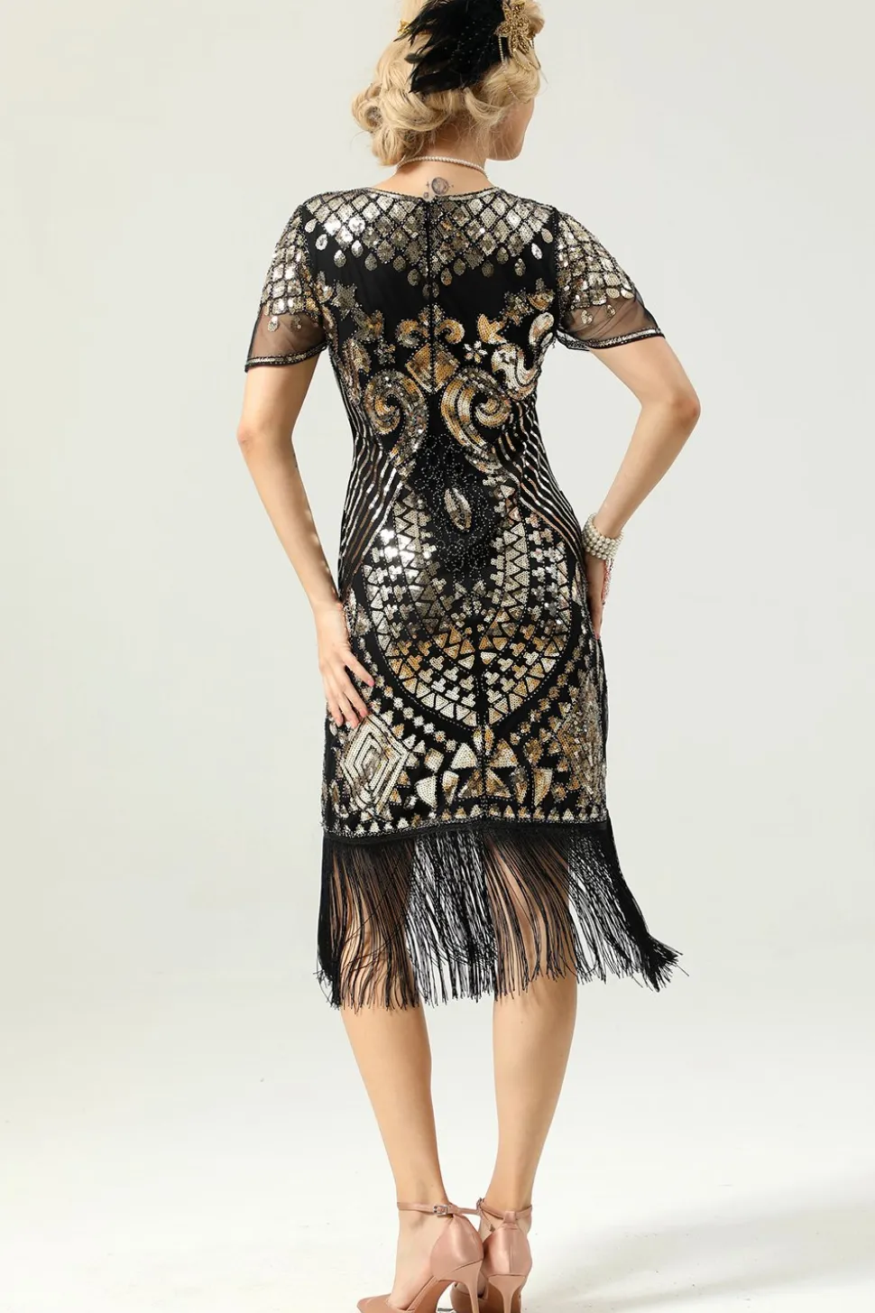 Vestido preto e dourado de 1920 com mangas de batwing