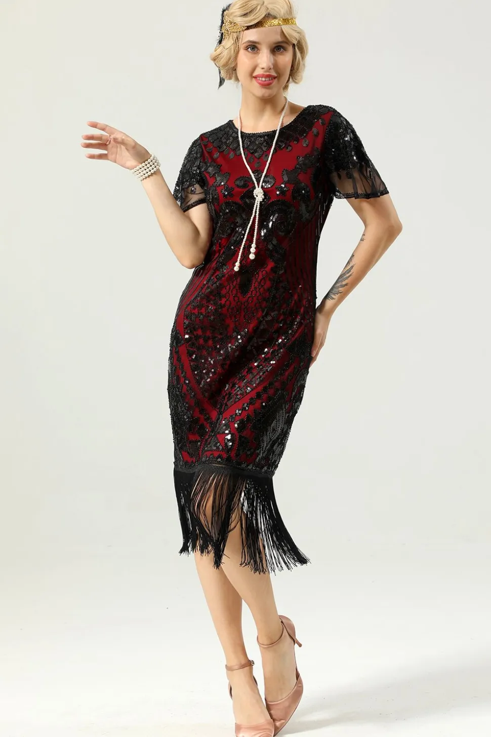 Vestido preto e dourado de 1920 com mangas de batwing