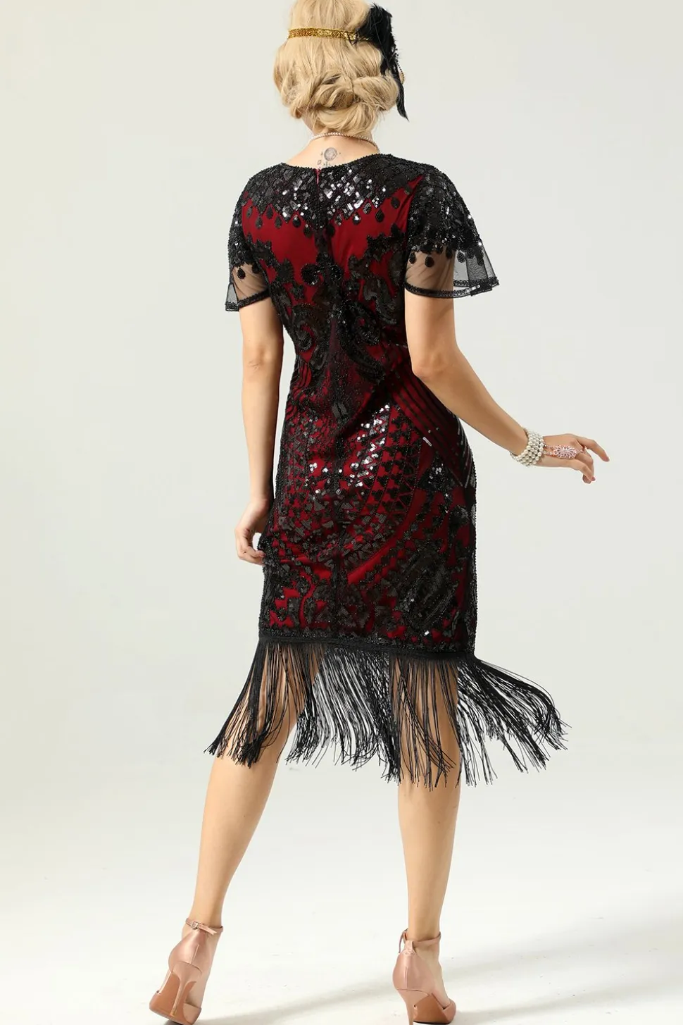 Vestido preto e dourado de 1920 com mangas de batwing