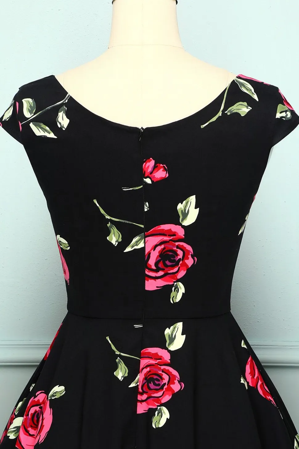 Vestido preto estampado rosa