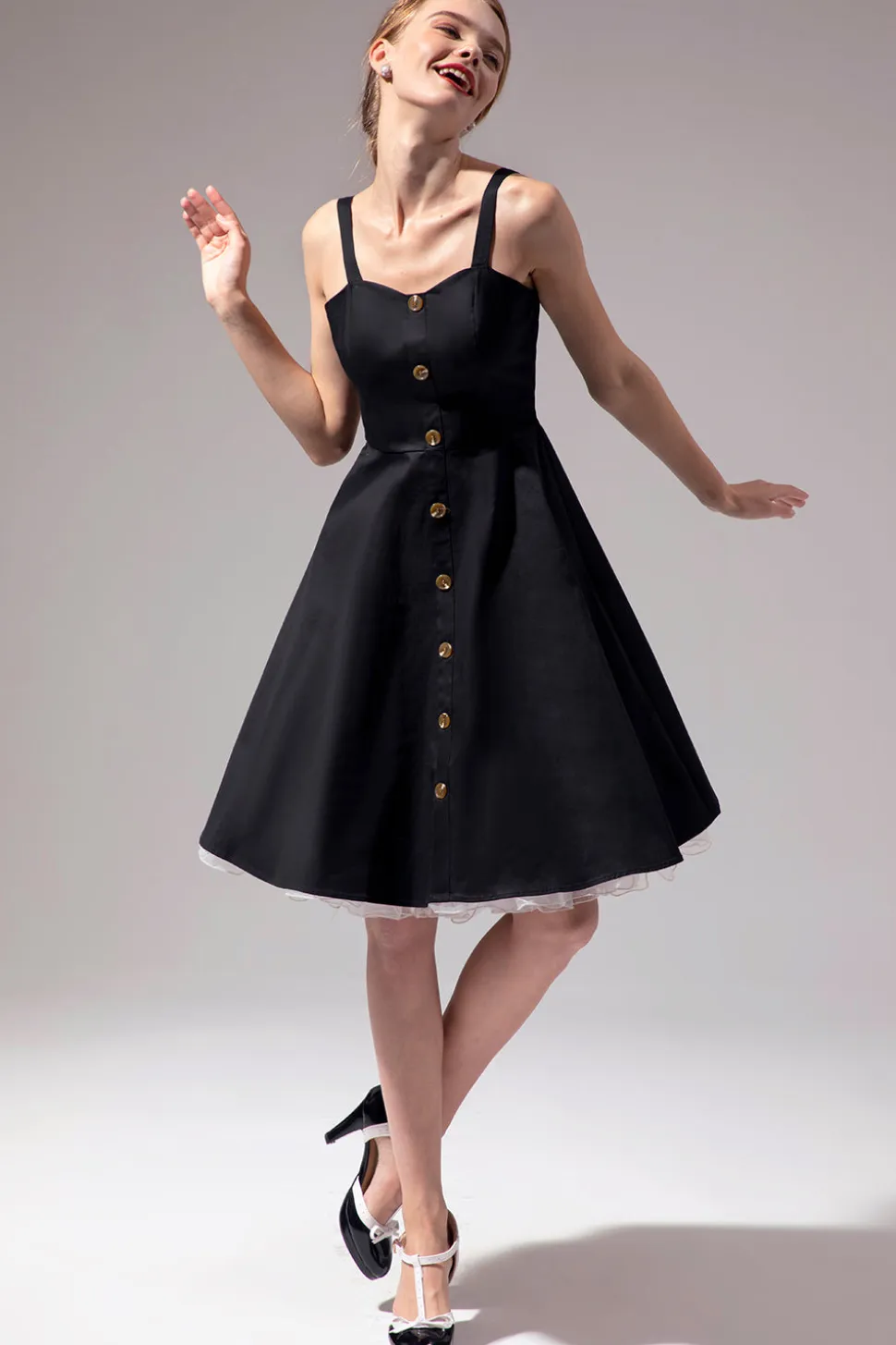 Vestido preto vintage com botão
