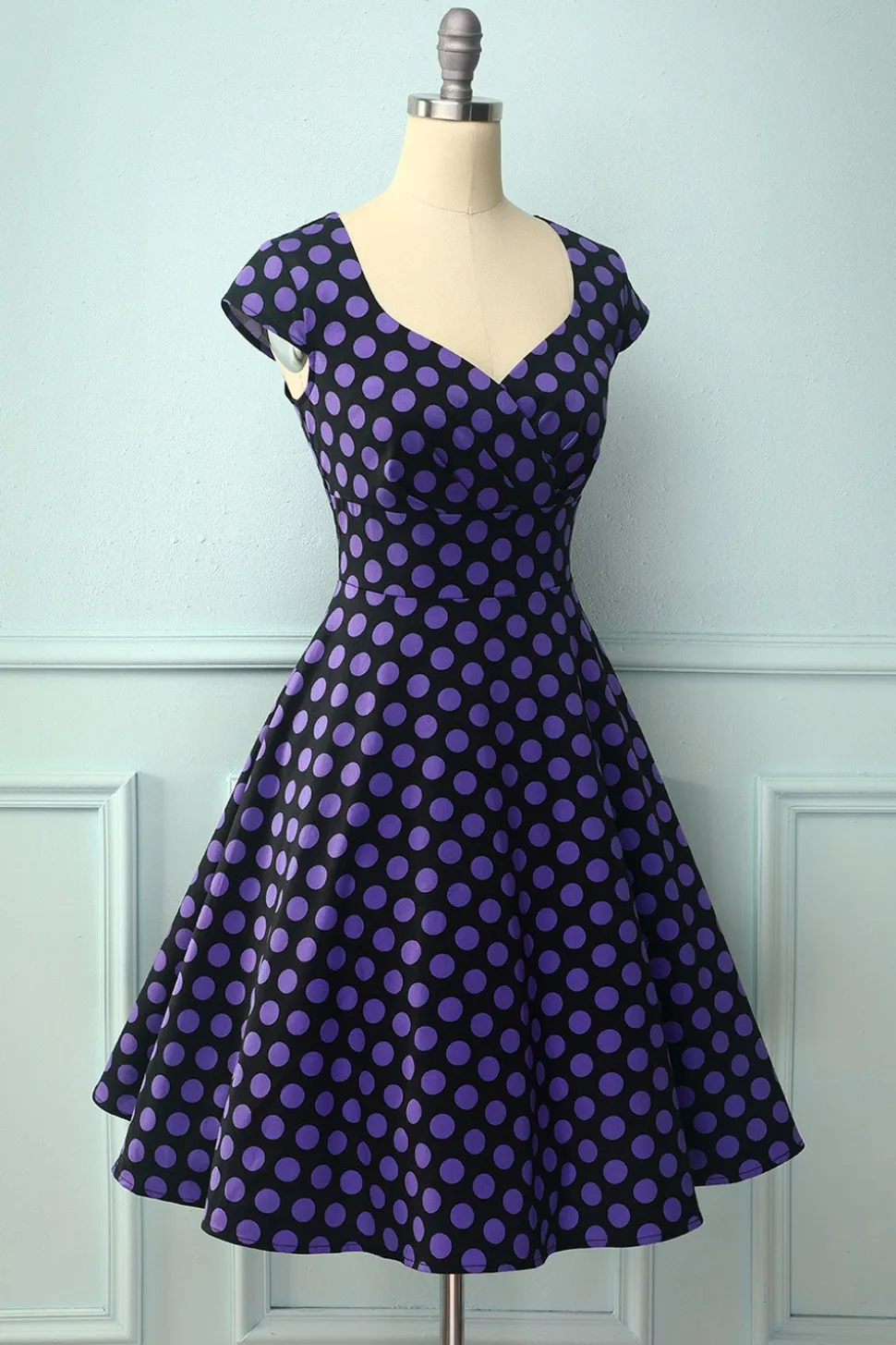 Vestido roxo preto com decote em V