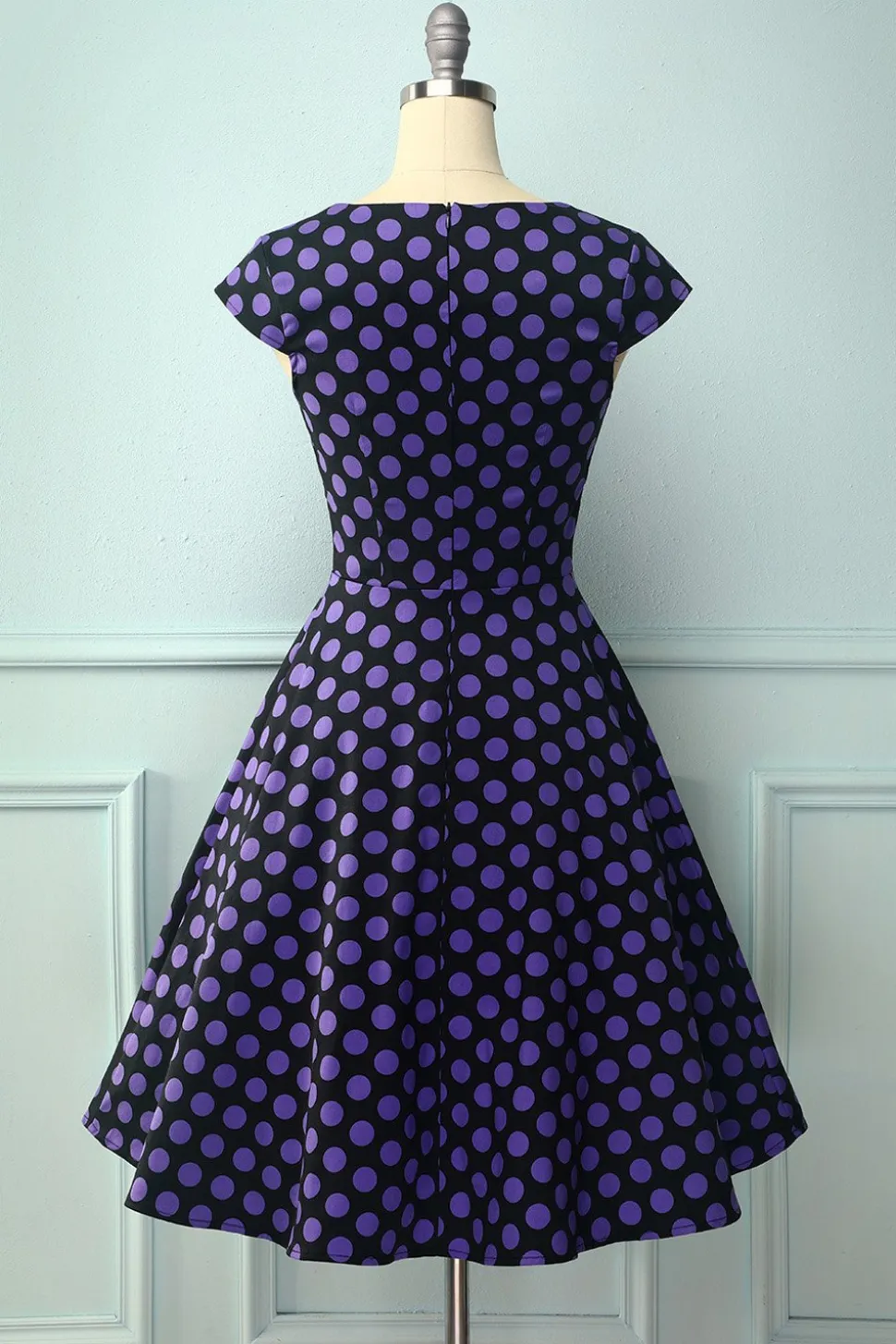 Vestido roxo preto com decote em V