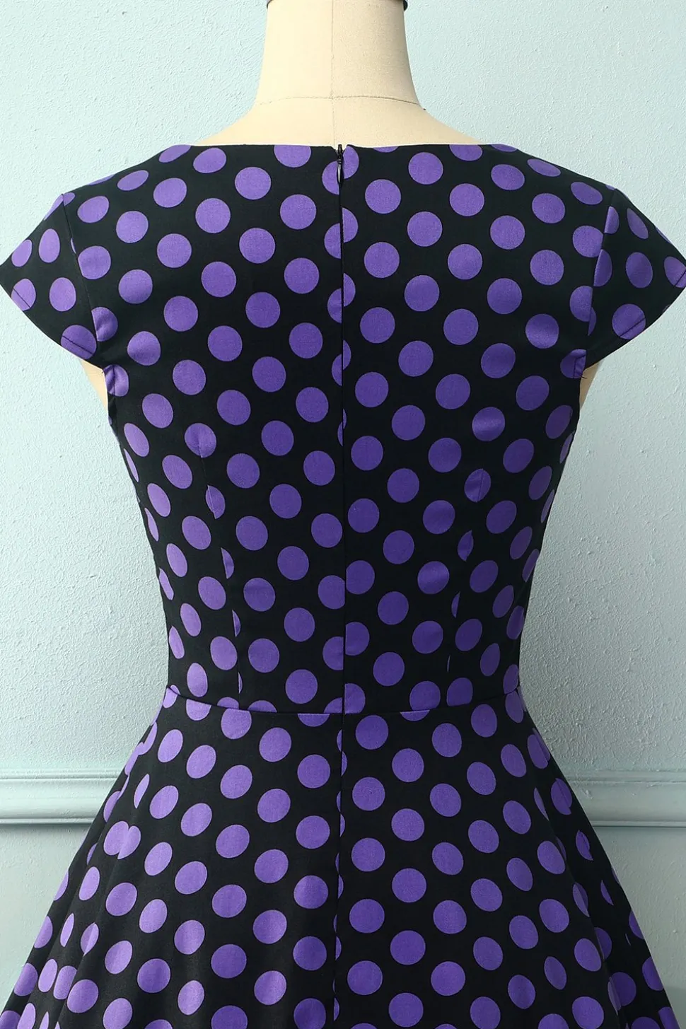 Vestido roxo preto com decote em V
