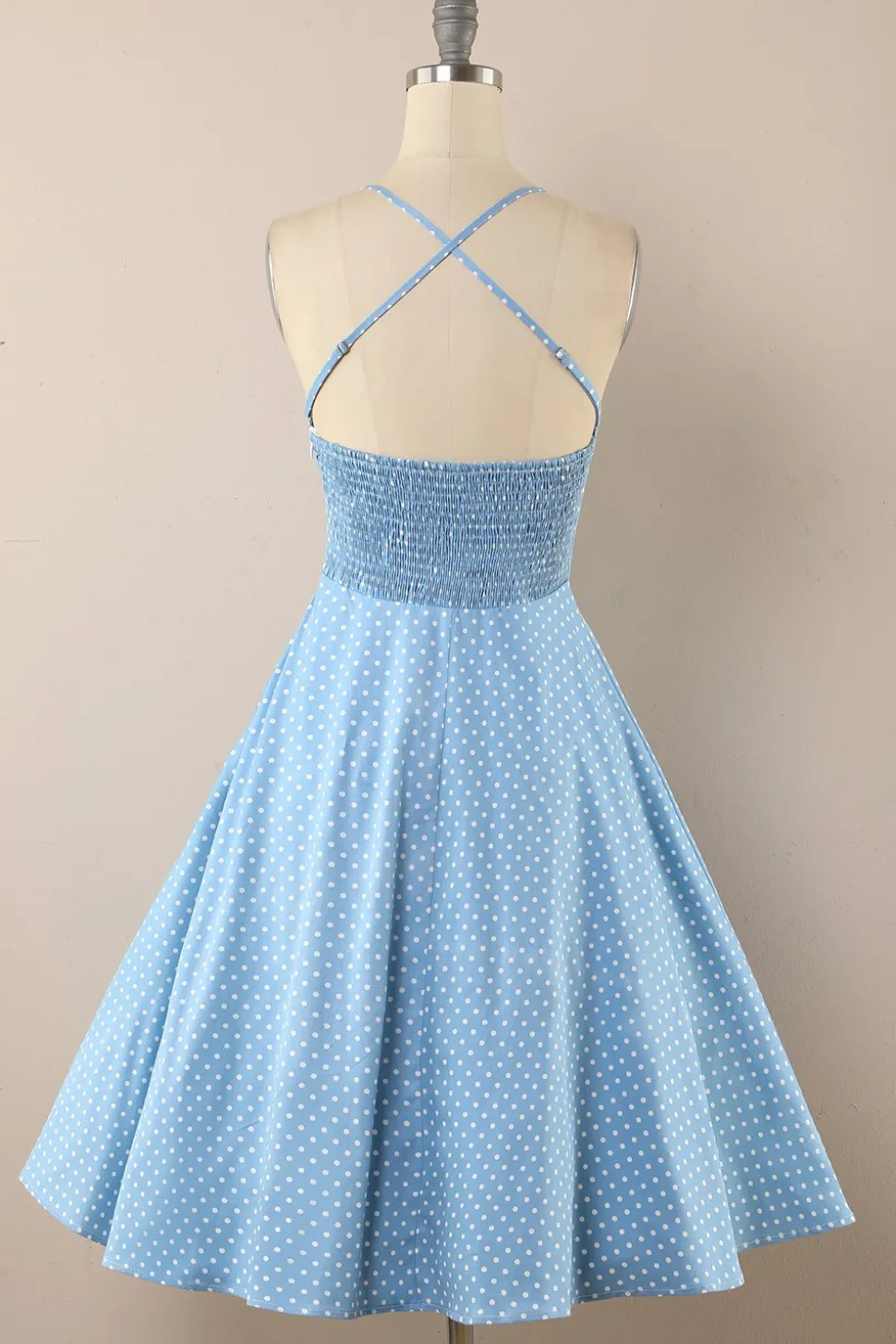 Vestido às bolinhas vintage dos anos 1950