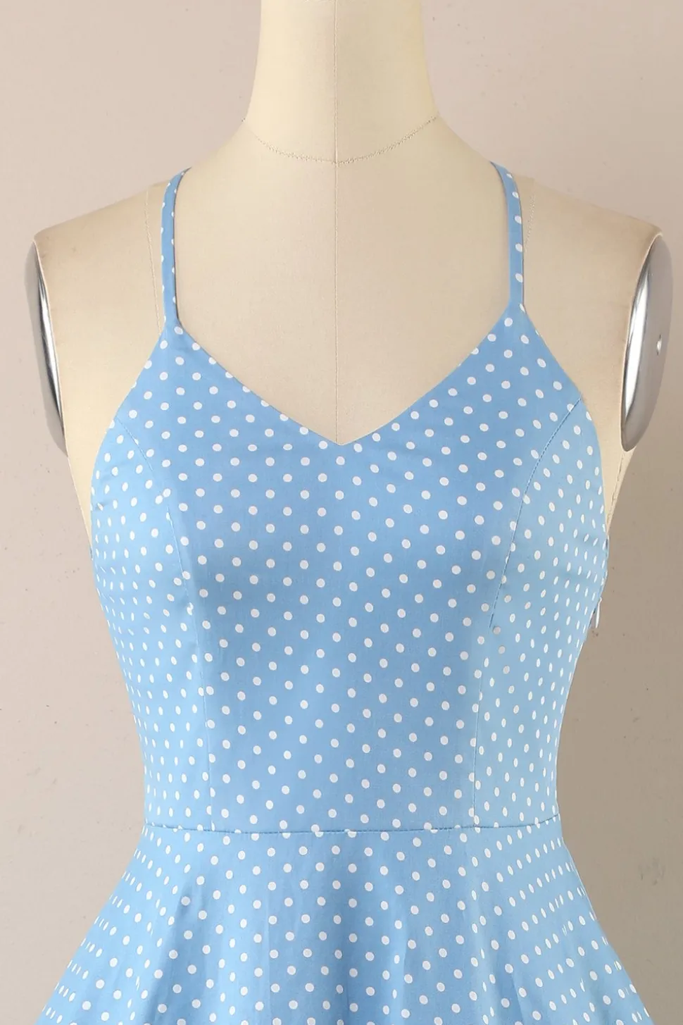 Vestido às bolinhas vintage dos anos 1950