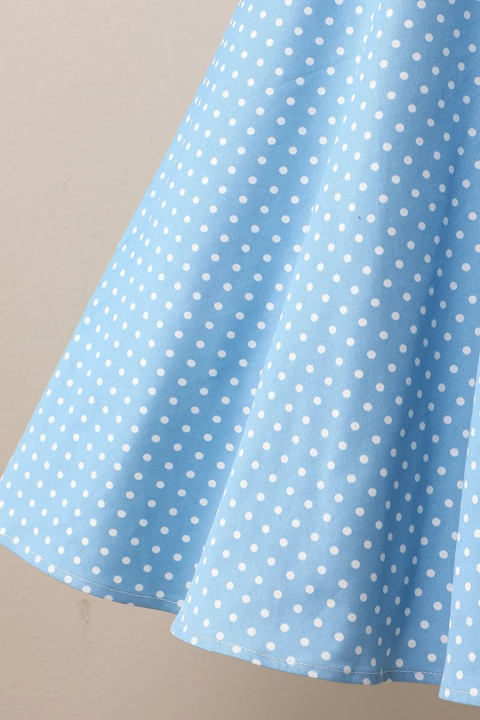 Vestido às bolinhas vintage dos anos 1950